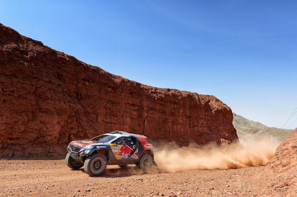 Die Firma Peugeot hat ein bemerkenswertes Paket geschnürt Dakar-Sieger am Steuer, Red Bull als Sponsor und eine wettkampffähiges Rallye-Auto mit dem die Dakar gewonnen werden soll. Die anspruchsvolle, 13 tägige Seidenstraßen-Rallye in China war ein perfektes Test, den Stephane Peterhansel vor seinem Teamkollegen Cyril Despres gewann.