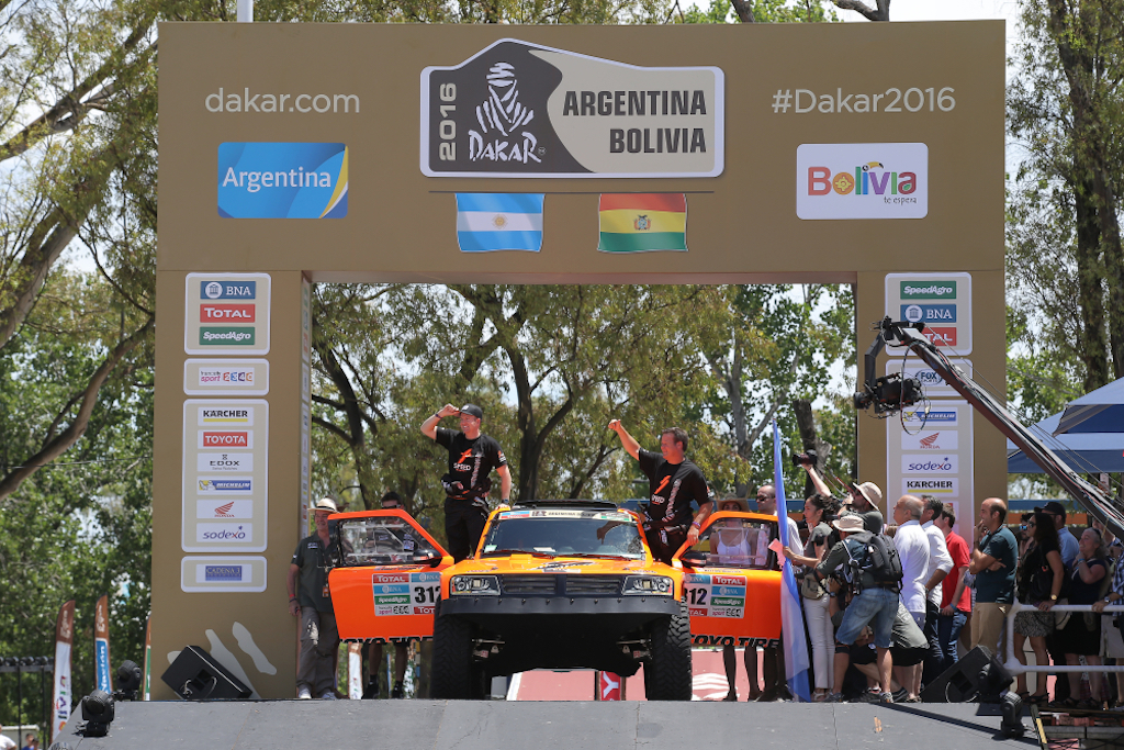 Starke Regenfälle am Morgen des 3. Januar haben sofort Zweifel genährt, ob die erste Etappe der Rallye von Rosario nach Villa Carlos Paz überhaupt stattfinden könnte. Zunächst sollte der Start verschoben werden – dann wurde es Gewissheit: