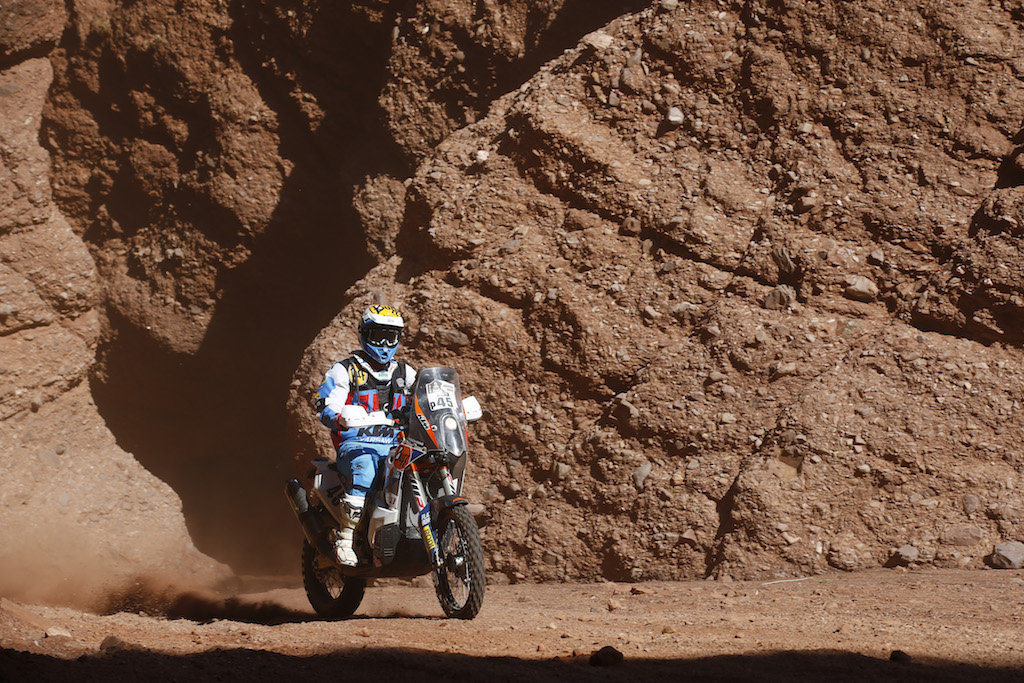 Die zweite Woche wird schwieriger, hieß es vor der Dakar. Und gleich die erste Etappe der zweiten Woche bringt Spannung: Nasser Al-Attiyah gewinnt die erste Etappe für X-Raid und steigt im Gesamtklassement nach oben.