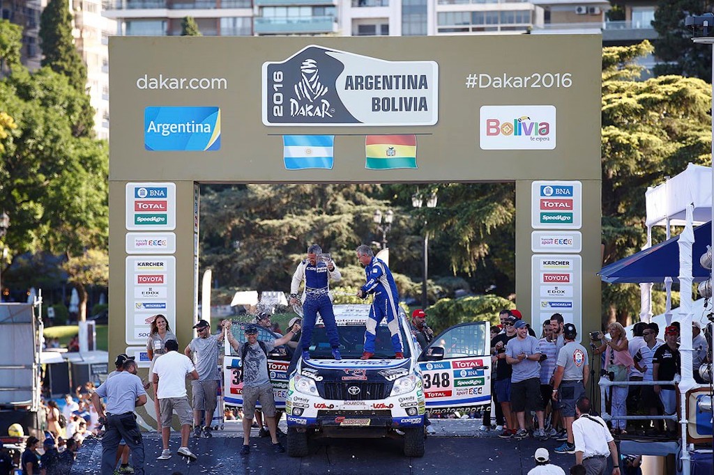 Die 38. Dakar endete mit einem Sieg für Stephane Peterhansel mit Beifahrer Jean-Paul Cotteret bei den Autos und Toby Price bei den Motorrädern. Peterhansel hat die Dakar damit jeweils sechsmal mit Bike und Auto gewonnen. Price ist der erste Australier, der die Dakar gewinnt.