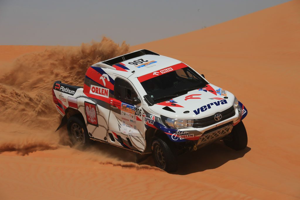 Die Abu Dhabi Desert Challenge, die zweite Runde im FIA Weltcup für Cross Country Rallyes, läuft seit drei Tagen und es läuft gut für die Minis, denn derzeit liegen drei Mini All 4 Racing in den Top 5.