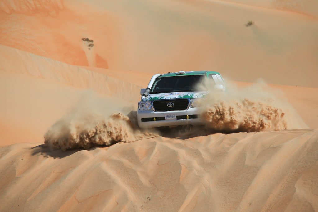 Ein Toyota Overdrive vor vier Minis – so sieht das Endergebnis der Abu Dhabi Desert Challenge 2016 aus. Nasser Al-Attiyah siegt vor Yazeed Al-Rajhi und Timo Gottschalk.
