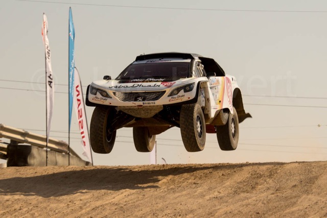 Anfang April messen sich die Kandidaten für die Rallye-Raid-M eisterschaft der Autos und Motorräder in Abu Dhabi. Dabei treffen auch Dakar-Favoriten aufeinander.