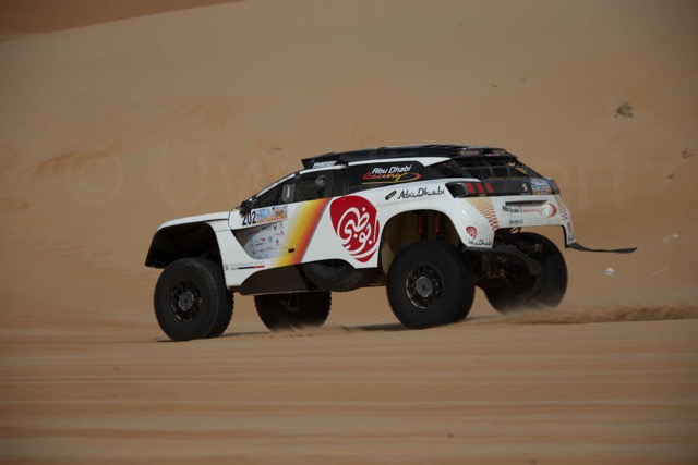 Die 276,6 Kilometer lange erste Etappe der Desert Challenge startete südlich von Abu Dhabi und endete nahe des Wüsten-Resots Qasr al Sareb.